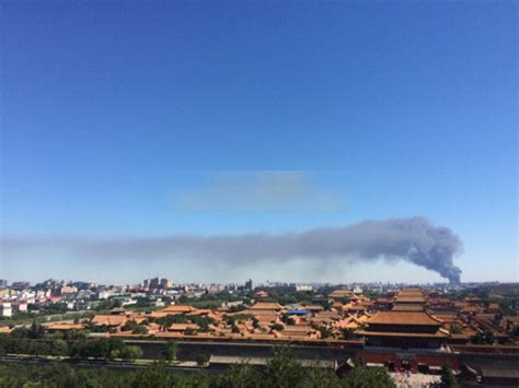 北京丰台一木材厂库房起火 滚滚浓烟全北京可见 视频中国