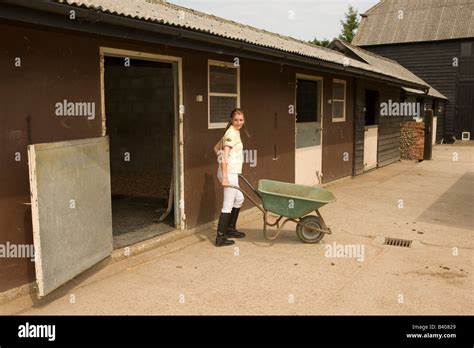 Mucking Out Girl Fotos Und Bildmaterial In Hoher Aufl Sung Alamy