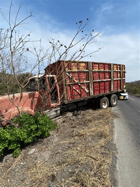 Cami N Cargado De Pollos Casi Vuelca En La Carretera Matamoros Puerto