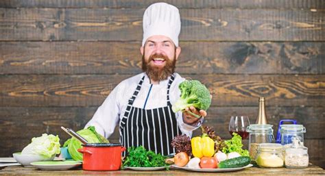 Comida Vegetariana Hombre Que Cocina Verduras Frescas Concepto