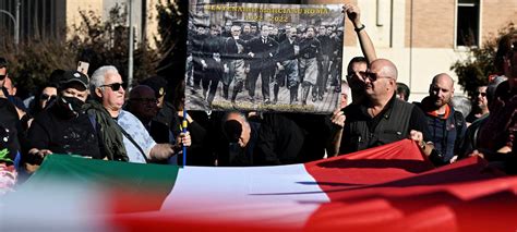 Faschismus In Italien Tausende Pilgern Zu Mussolini Grab Tagesschau De