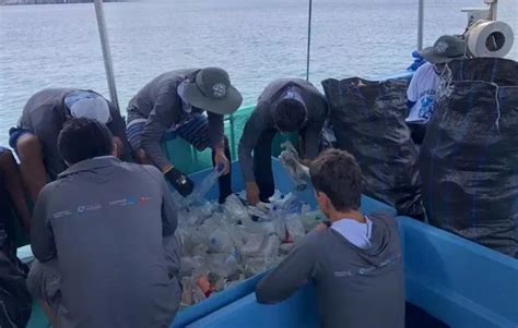 Recogen M S De Dos Toneladas De Basura En Las Costas De Las Islas Gal Pagos