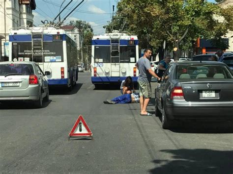 Un Barbat Intins Pe O Strada Din Centrul Capitalei Dupa Ce A Cazut