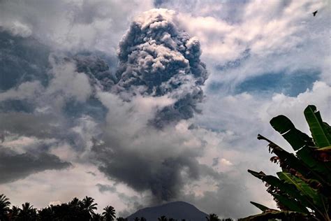 Le Volcan Ibu Entre Nouveau En Ruption En Indon Sie Une Colonne De