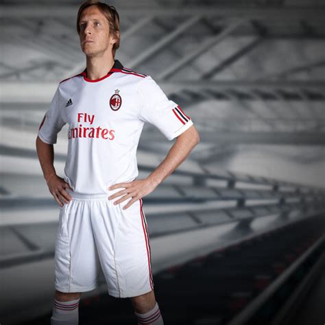 AC Milan Forever Fly Emirates S Official Sponsorship Deal