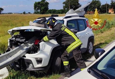 Sbanda E Si Schianta Contro Le Barriere Il Guardrail Trapassa L Auto