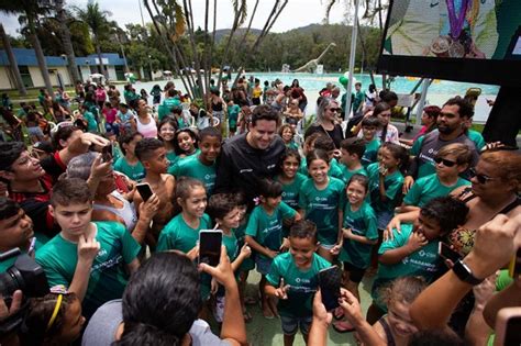 Alunos Do Projeto Nadando Thiago Pereira Realizam Plantio De Mudas