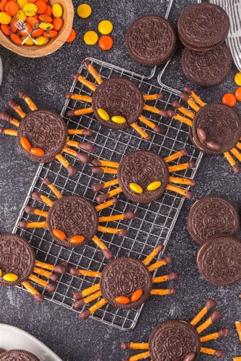 Easy Oreo Spiders Halloween Cookies