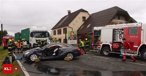 Im Auto Eingeklemmt Pkw Gegen Lkw Lenkerin Wurde Bei Kollision Schwer