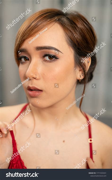 Portrait Gorgeous Sexy Girl Red Negligee库存照片1771555931 Shutterstock