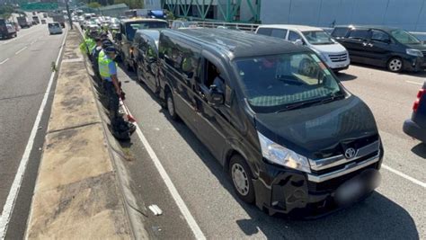 東區走廊7車串燒相撞2人傷 往中環方向一度擠塞 星島日報