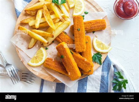 Palitos De Pescado Frito Con Patatas Fritas Dedos De Pescado Palitos