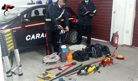 Ladri Inseguiti Dai Carabinieri Abbandonano Lauto E Fuggono A Piedi