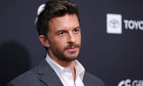 Quem é Jonathan Bailey o primeiro gay eleito Homem Mais Sexy do Mundo
