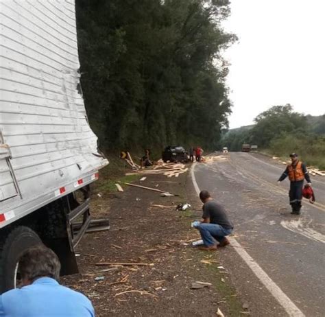 Tr S Passos News Carga De Madeira Tomba Em Cima De Caminh O De