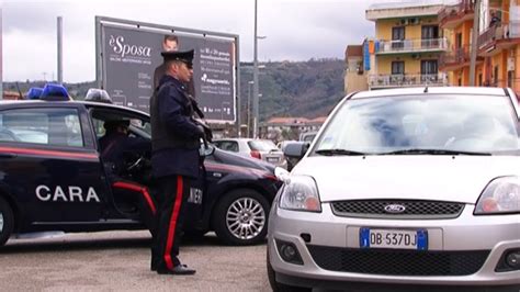 Minaccia Di Uccidere La Mamma Tagliandole La Gola Enne Arrestato