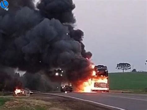 Veículos ficam destruídos após caminhão cegonha pegar fogo na BR 285