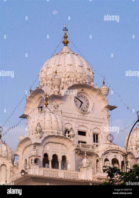 Clock tower and clock at the Golden Temple (Sri Harmandir Sahib) at ...