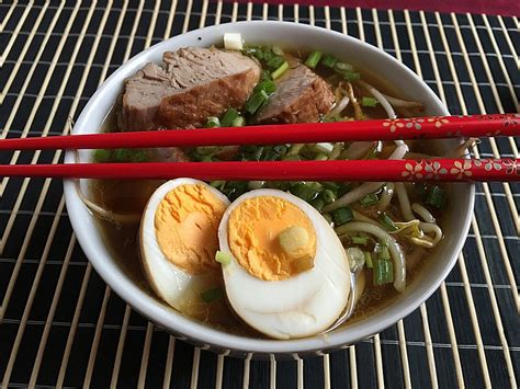 Japanische Nudelsuppe Mit H Hnerbr He Und Lende Ramen Von Dynamind