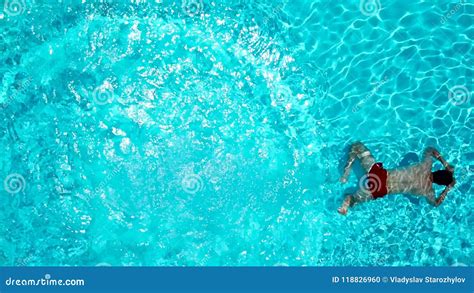 La Visi N Desde El Top Como Hombre Se Zambulle En La Piscina Y Nada