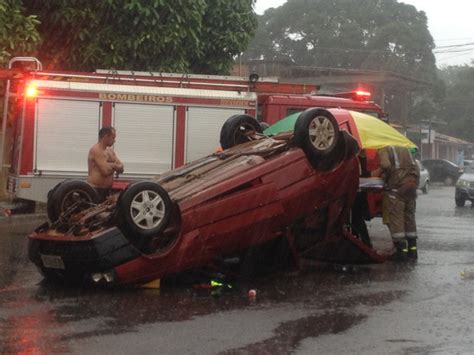 G Carro Capota Ao Ser Atingido Por Outro Ve Culo Em Cruzamento Em