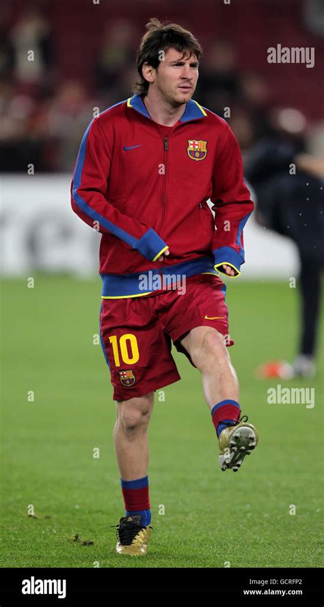 Lionel Messi Kicking Hi Res Stock Photography And Images Alamy