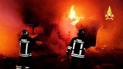 San Filippo Del Mela Intervengono I Vigili Del Fuoco Per Spegnere Un