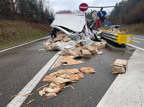 A15 nach Lastwagen Unfall wieder frei befahrbar Züriost