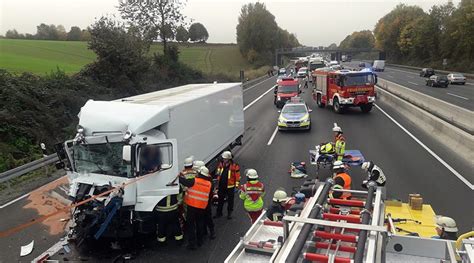 Deutschland Schwerer Verkehrsunfall Auf Der Bab 3 → Feuerwehr Befreit