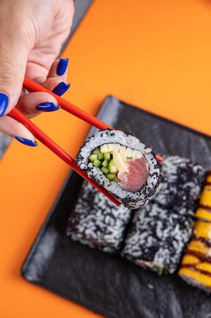 Delicioso Sushi Un Juego De Rollos Con At N Salm N Cocina Japonesa