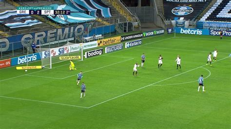 Robinho Arrisca De Longe E O Lance Passa Perto Do Gol De Luan Polli