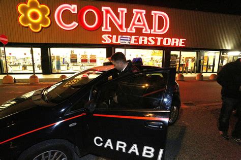 Tre Banditi Armati Di Pistola Rapinano La Conad Il Tirreno