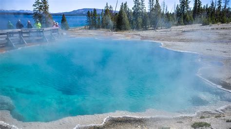 Une Des Pools De West Thumb Yellowstone Aux Etats Unis