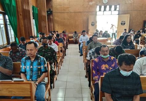 Babinsa Koramil 1705 04 Moanemani Perkuat Kemanunggalan TNI Dengan