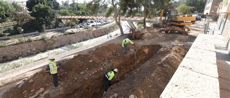 Un Muro Con Bloques De Piedra En Elche Contendr La Ladera Junto A