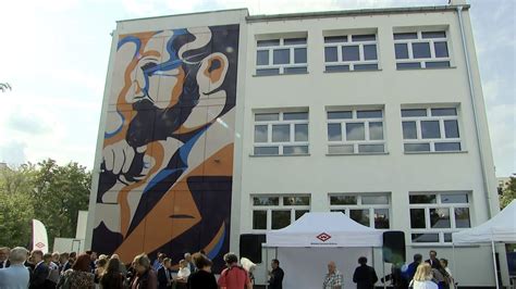 Warszawa Mural Bronisława Geremka na Woli TVN Warszawa