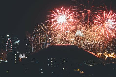 Kembang Api Di Malam Hari Bayangan Hitam Beton Bangunan Kembang Api