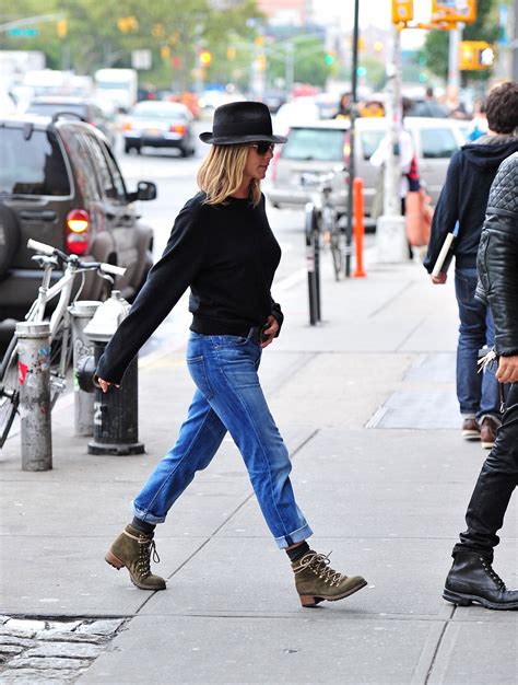 Mom Jeans Cómo Llevarlos A Tus 40 Y 50 Con Elegancia Absoluta Vogue