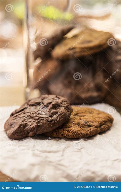 Chocolate Delicioso E Biscoitos De Mel E Um Frasco Cheio De Biscoitos