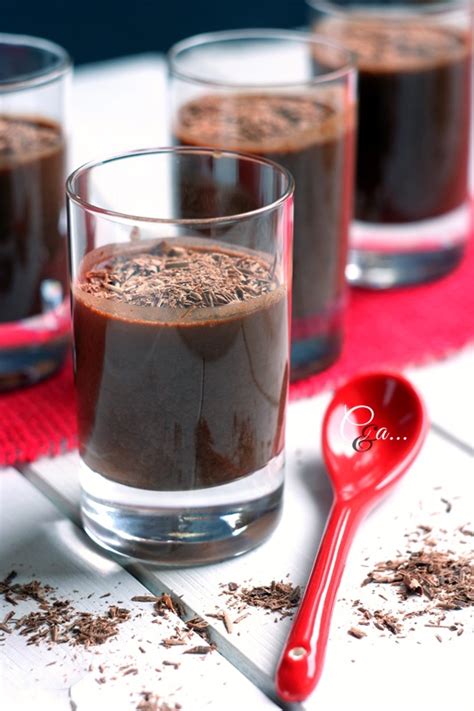 Cucinando E Assaggiando Budino Al Cioccolato Con Semi Di Chia