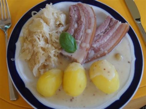 Geräucherter durchwachsender Speck mit Champagner Kraut Kartoffeln und