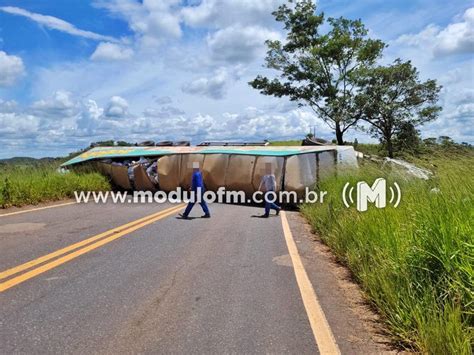 Caminh O Tomba E Interdita Mg Em Serra Do Salitre Por Horas