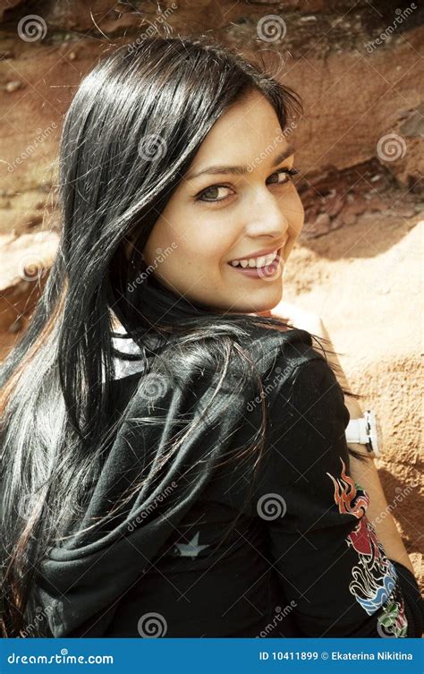 Portret Van Jonge Brunette Stock Afbeelding Image Of Kijk 10411899