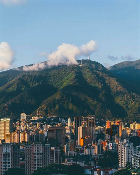 Seattle Skyline with Mountains and Clouds | El avila caracas, Venezuela