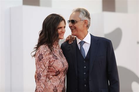 Galerie Foto Soția lui Andrea Bocelli uimitoare într o rochie mini cu