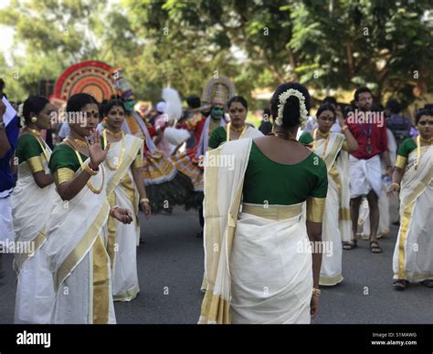 Onam Dance Hi Res Stock Photography And Images Alamy