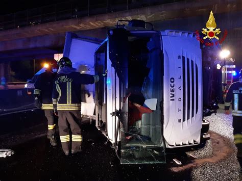 Incidente A14 San Lazzaro Camion Si Ribalta E Perde Il Rimorchio Un