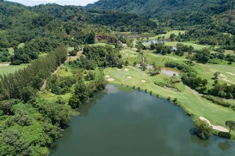 Tiro De Drone De Vista A Rea Do Fairway Do Campo De Golfe Verde Bonito