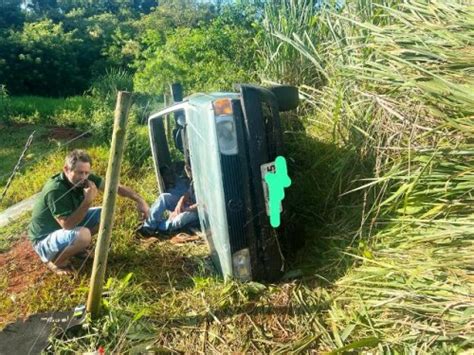 Motorista perde controle da direção ao desviar de buraco em pista e