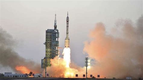 China pone en órbita su mayor misión espacial tripulada hasta la fecha